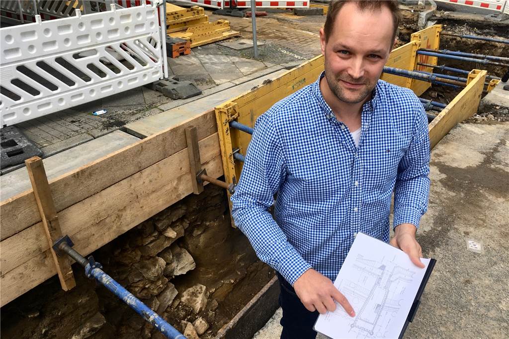 Archäologen entdecken bei Bauarbeiten besonderen Schatz in der Innenstadt Stadtarchäologe Ingmar Lutter zeigt vor der Grabungsstelle, welcher Teil des Osterntores freigelegt wurde: eine Quermauer des Vorwerks.