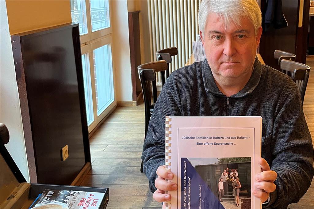 Ausgelöschtes jüdisches Leben: Nur steinerne Zeugen sind geblieben Stadtarchivar Gregor Husmann zeigt eine Broschüre, in der er seinen Forschungen zu jüdischen Familien veröffentlicht hat.