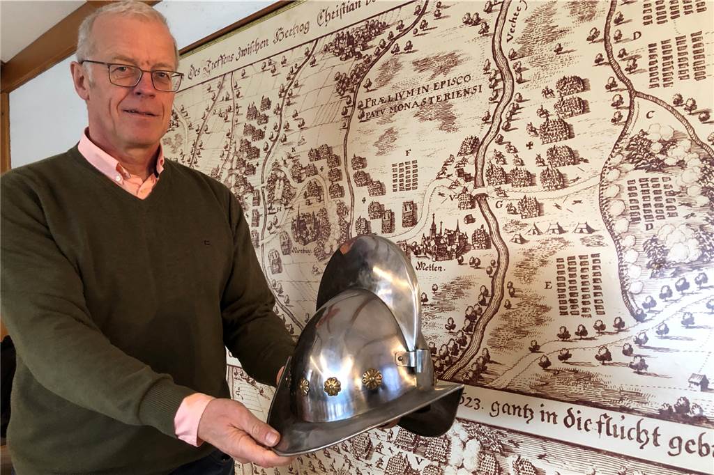 Ulrich Söbbing mit der Nachbildung eines historischen Helms