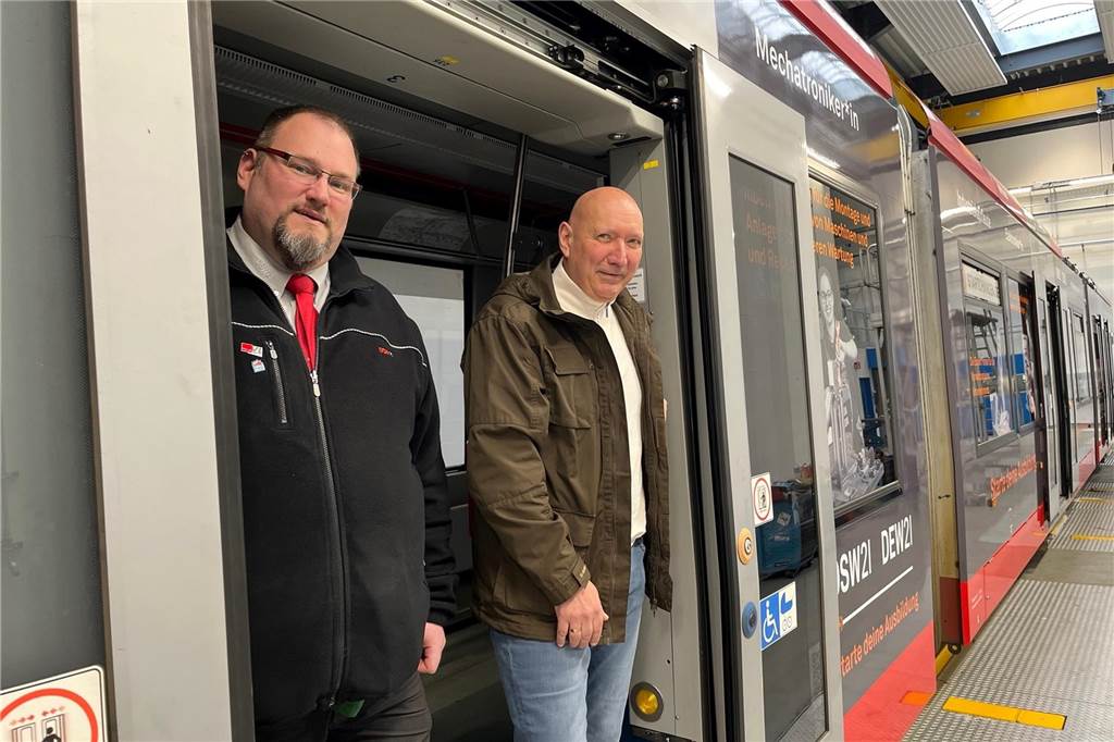 S-Bahnfahrer zur Tarifeinigung: „Sonst wäre der Urlaub flach gefallen“ Stadtbahnfahrer Martin Tourbier (l.) und DSW21-Betriebsrat Michael Schneider blicken in Dortmund zufrieden auf die Einigung im Tarifstreit. „Es hätte natürlich mehr sein können. Am Ende ist es ein Kompromiss, der bei uns über alle Entgeltgruppen eine Gehaltserhöhung um durchschnittlich 11,5 Prozent bedeutet“, sagt Michael Schneider.