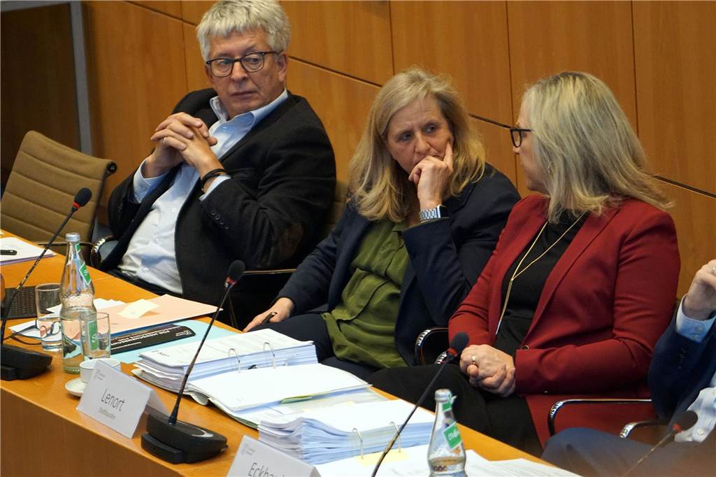 Sportplatz-Frage hängt mit Feuerwache, Wohnbau, Flüchtlingen und Müll zusammen Stadtbaurätin Bettina Lenort bei einer Ratssitzung mit Kollegin Regina Kleff (M.) und EUV-Chef Michael Werner. Gemeinsam gehören sie mit Bürgermeister Kravanja und Beigeordnetem Eckhardt dem Verwaltungsvorstand an.