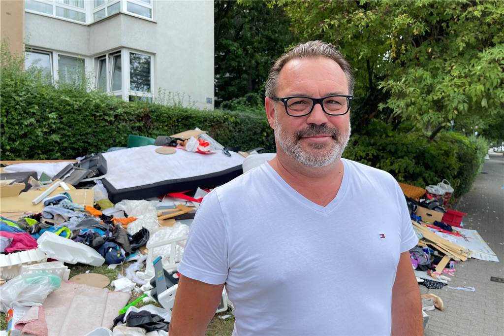 Hochschwangere Stephanie Butt muss in Scharnhorst über Sperrmüllberge kraxeln Stadtbezirksbürgermeister Werner Gollnick (CDU) steht in der Groote vor einem riesigen Berg Müll. Er sorgt sich, dass bei den heißen Temperaturen Ratten und anderes Ungeziefer angezogen werden.
