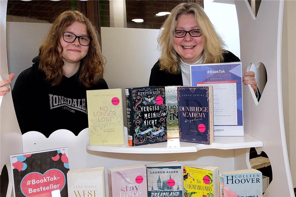 Buchhandlung und Bücherei: Jugendliche entdecken das Lesen neu Stadtbücherei-Leiterin Andrea Coenen-Brinkert (r.) und Kim Leve (Bundesfreiwilligendienstlerin) stellten vor gut einem Jahr die BookTok-Präsentation vor.