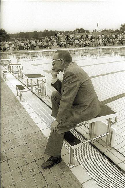 Stadtdirektor Dr. Siegfried Heuser, auf dem Startblock sitzend, bei der Eröffnungsfeier im Juli 1982.