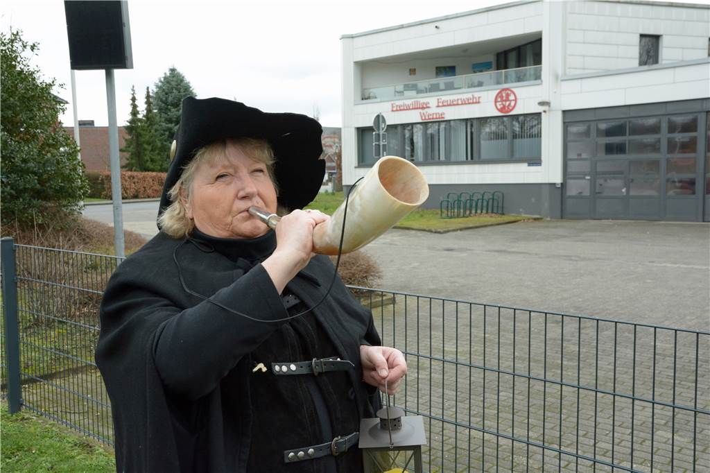 Feuer in Werne: Als die Bürger noch zum Ledereimer griffen Stadtführerin Heidelore Fertig-Möller mit einem Brandhorn. Der Nachtwächter alarmierte hiermit die Bevölkerung im Falle eines Feuers.