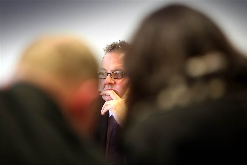 Abwasser-Urteil: Entlastung für Bürger, aber die Städte brauchen das Geld trotzdem Ein Mann ist zwischen den urscharfen Hinterköpfen zweier weiterer Personen zu sehen.