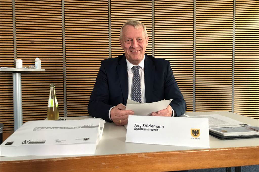 Corona kostet Dortmund über 400 Millionen Euro - Finanz-Schock kommt verspätet Stadtkämmerer Jörg Stüdemann mit seinem Mammutwerk, dem Haushalt 2022. Er wird am Donnerstag (23.9.) in den Rat eingebracht.