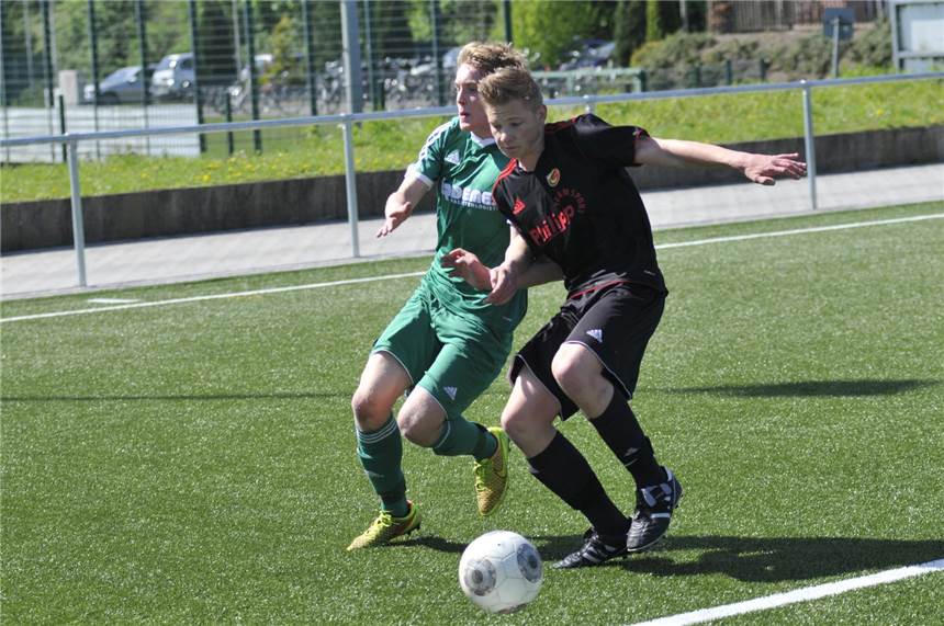 SuS-Jugend bucht zwei Endspiele Stadtlohns B-Junior Lukas Blickmann (l.) im Laufduell mit seinem Erkenschwicker Gegenspieler
