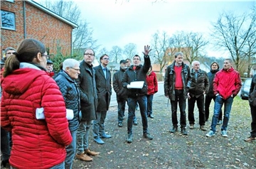 Stadtplaner Dirk Hetrodt (Mitte) erläuterte, wie der ursprüngliche Stand der Planungen aussah.