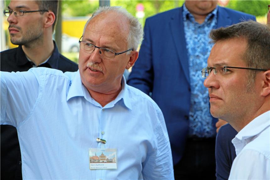Werbung und massive Vordächer trüben den guten Eindruck Stadtplaner Joachim Sterl (l.) notierte sich die Vorschläge und Anmerkungen der Händler und Politiker, wie hier vom Ratsherrn Michael Zurhorst.