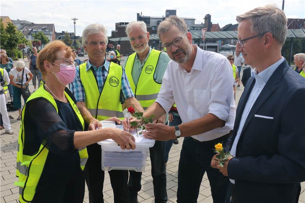 Initiative gegen das Industriegebiet Werne übergibt Liste mit fast 6000 Unterschriften Stadtplaner Ralf Bülte (2.v.r.) unterschreibt den Antrag auf das Bürgerbegehren - sehr zur Freude der Verantwortlichen der Initiative (v.l.) Gabriele Peisker, Martin Schwert, Dr. Peter Böhm. Wirtschaftsförderer Matthias Stiller (r.) verspricht weiter einen sachlichen Dialog mit der Initiative.