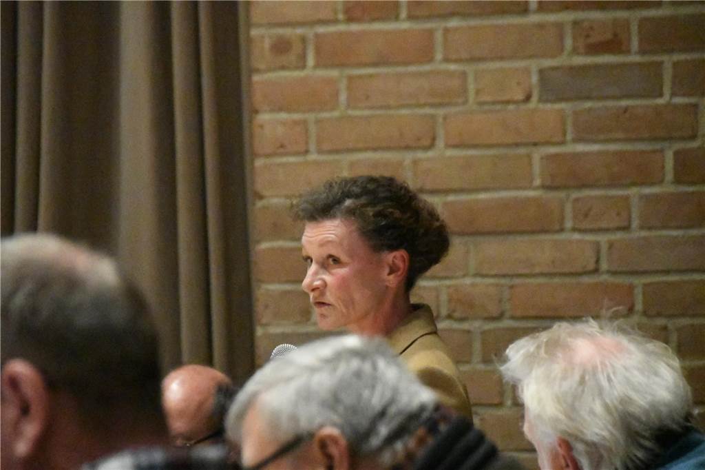 Erweiterung der Siedlung Fährenkamp: Klimaschutz trifft auf Aussehen Stadtplanerin Tina Pörsel vom Büro HJP Planer stellte im Stadtentwicklungsausschuss Details zur Erweiterung der Fährenkampsiedlung vor.