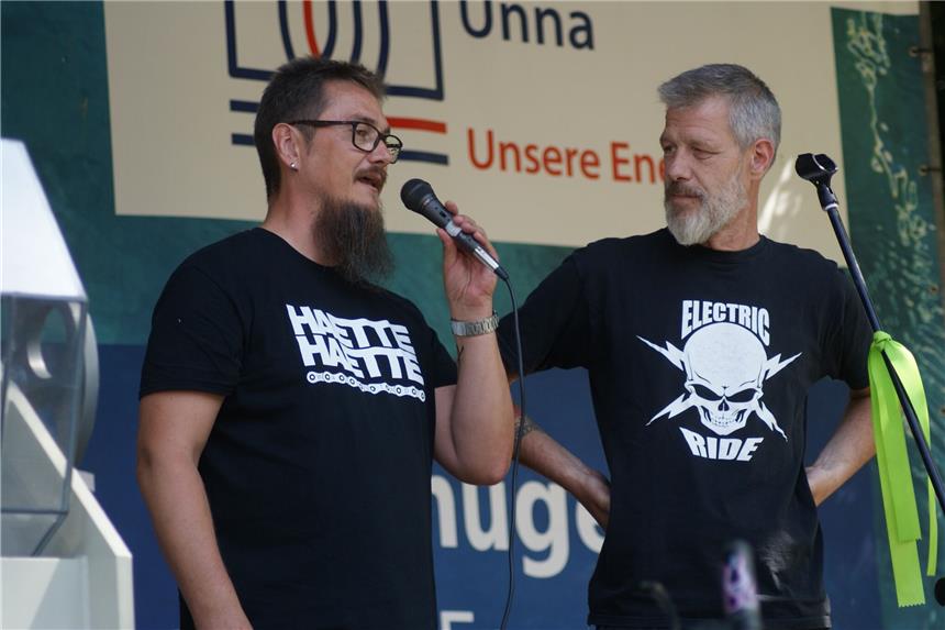 Unnas Radler übertreffen sich noch einmal selbst Stadtradel-Koordinator Frank Hugo (l.) sprach auf der Bühne mit Oliver Raukohl.Pähler