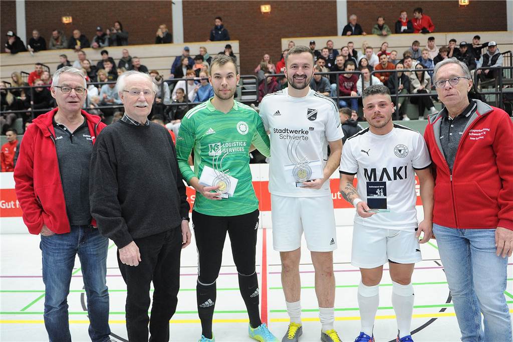 Stadtsportverbandsvorsitzender Peter Schubert (re.) sowie (v.li.) Werner Kraft (Vorsitzender Fachschaft Fußball) und Rudi Pohl (Ehrenvorsitzender des Stadtsportverbands) nahmen die persönlichen Ehrungen für (v.li.) Sebastian Beutler, Milos Bratic und Domenico Restieri vor.