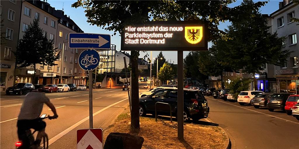 Stromverschwendung? Darum leuchten Dortmunds neue LED-Tafeln ohne Funktion permanent LED-Tafeln kündigen das neue Parkleitsystem für Dortmund an.