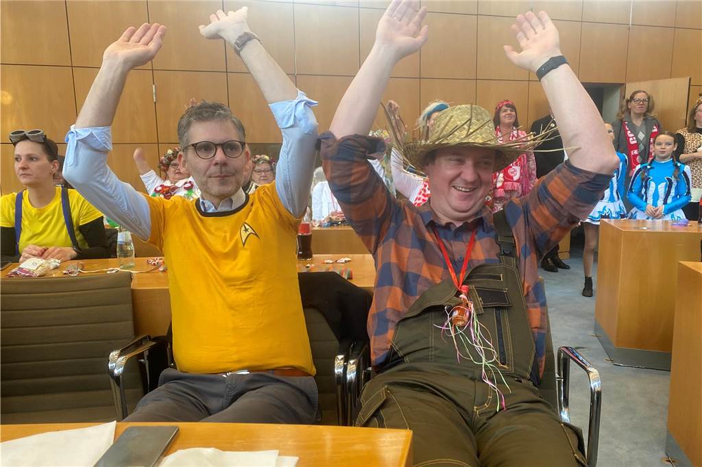 Rote Funken und Co. stürmen das Rathaus: Stadtwerke-Chef Jens Langensiepen (links) und Bürgermeister Rajko Kravanja feiern in der ersten Reihe mit.