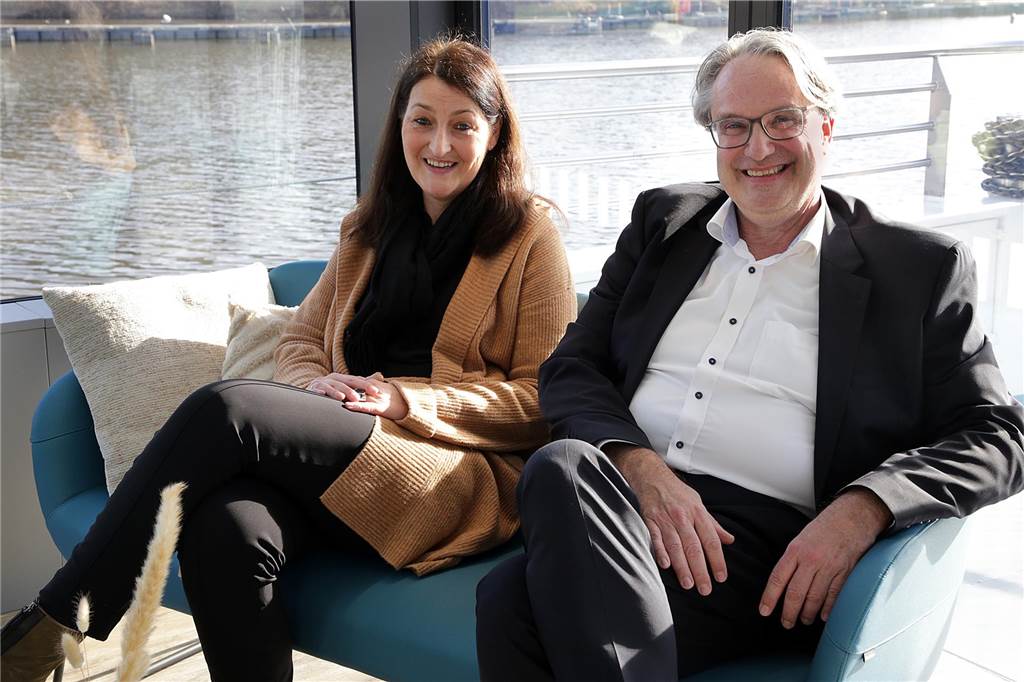 Stadtwerke Geschäftsführer Carsten Schier und Sabine Vogelsang, Leiterin des Bereichs Freizeit, haben in einer gemütlichen Lounge-Ecke Platz genommen.