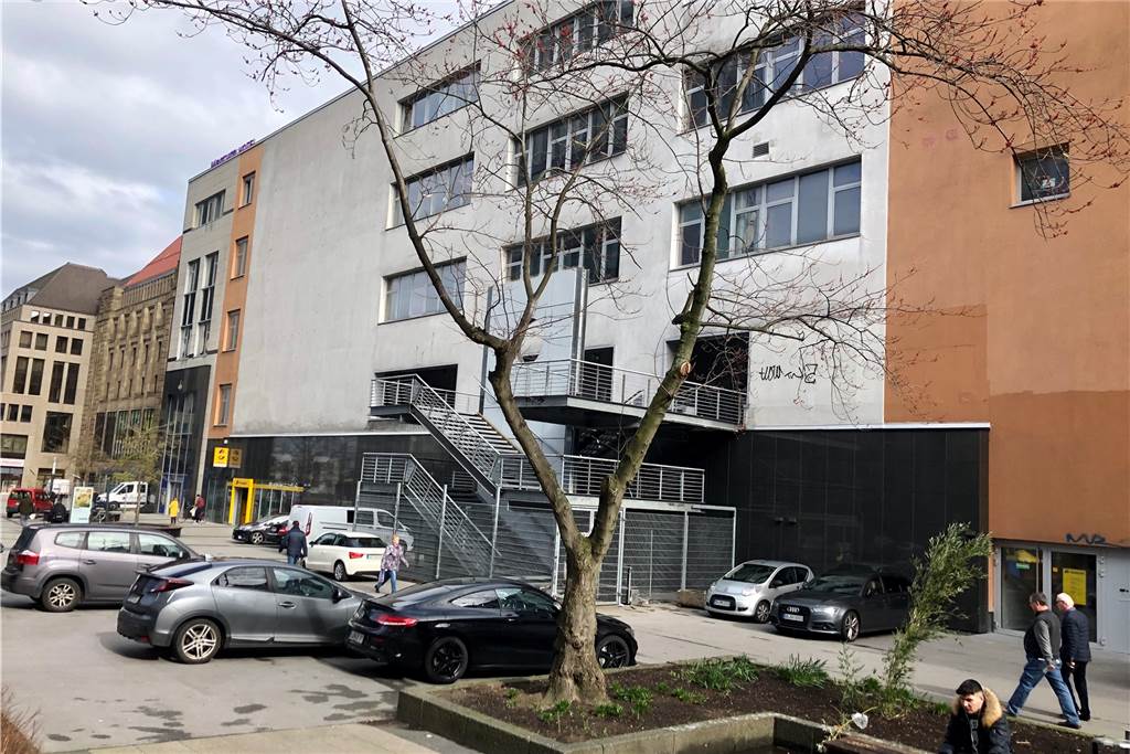 Einkaufscenter ohne Geschäfte: Zukunft fürs Westfalenforum in der City unklar Städtebaulich kein großer Wurf: Die Fläche zwischen dem Westfalenforum und dem Innogy-Tower gleicht einer Hinterhofsituation.