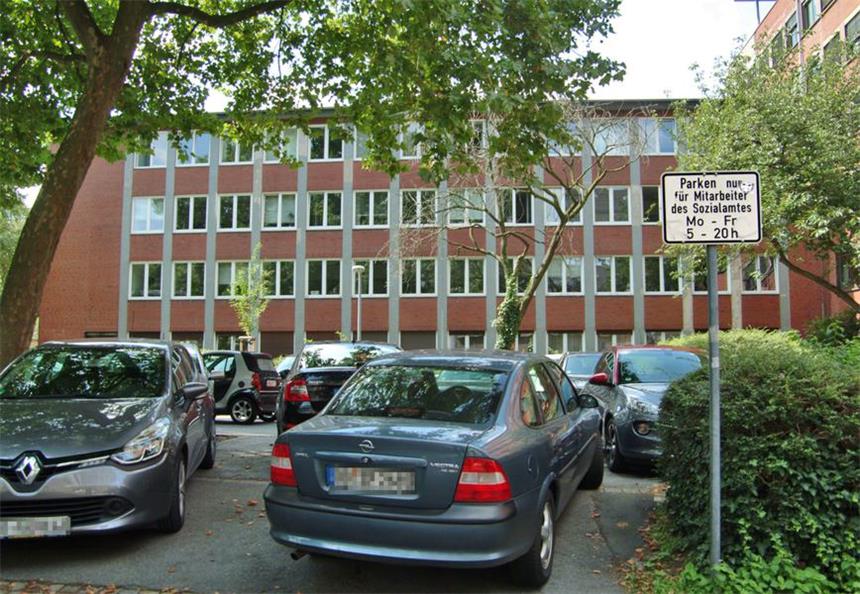 Stadt-Mitarbeiter sollen bald fürs Parken kräftig zahlen Städtische Mitarbeiter die – wie hier am Sozialamt – einen stadteigenen Parkplatz nutzen, sollen künftig dafür auch bezahlen.