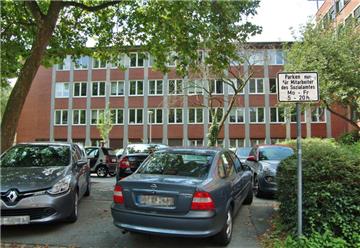 Städtische Mitarbeiter die – wie hier am Sozialamt – einen stadteigenen Parkplatz nutzen, sollen künftig dafür auch bezahlen.