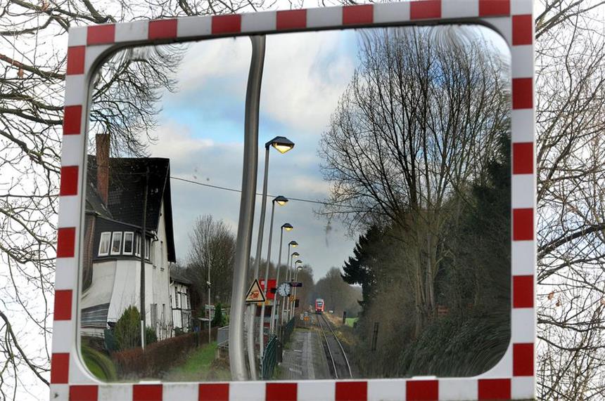 Laternen am Bahnhof Hennen stören die Nachtruhe Ständig Licht: Petra Rosenkranz und andere Anwohner sind verägert.