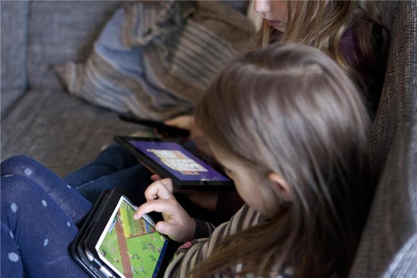 Wie sich die Handy-Nutzung in der Familie regeln lässt Ständig „on“: In den meisten Familien gibt es Streit um die Frage, wie viel Zeit Kinder mit Handy und Tablet verbringen dürfen. Foto: Silvia Marks
