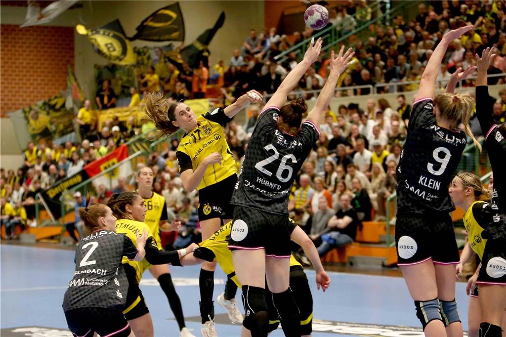 BVB setzt Statement in der zweiten Hälfte: „Es wird hart werden“ Alicia Langer wirft einen Handball auf das Tor des TuS Metzingen.