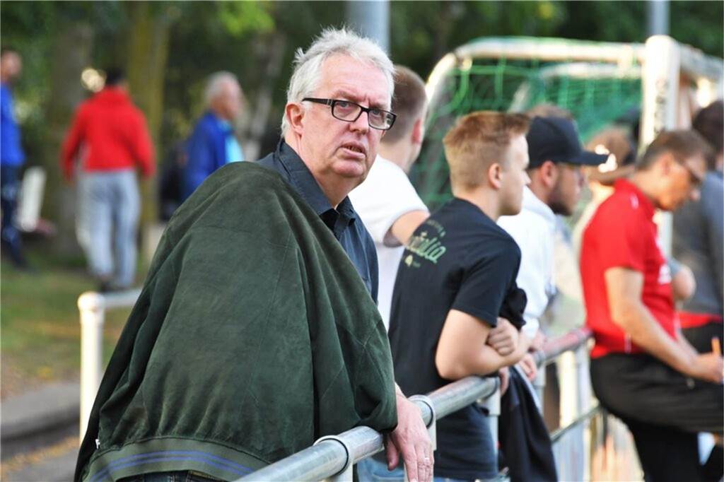 Staffelleiter Klaus Overwien ist entsetzt über viele Dinge, die in der Bezirksliga 9 aktuell nichts mit Fußball zu tun haben.