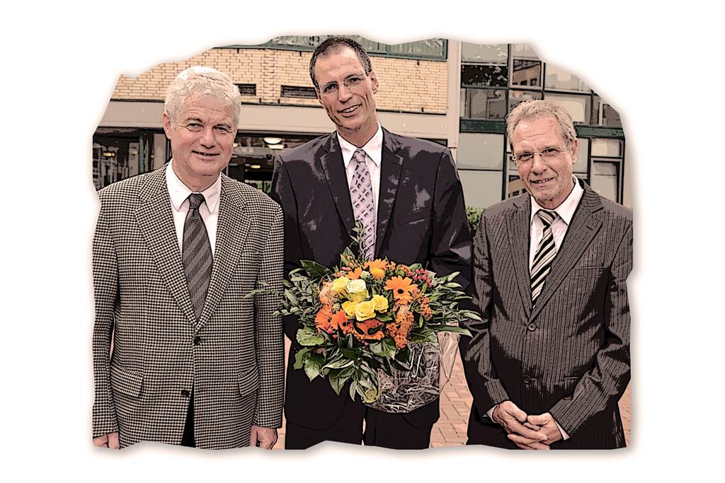 Lünen hat 34 Millionen Euro verzockt, schweigt über alle Details - und deshalb klagen wir Staffelübergabe im Rathaus Uwe Quitter (M.) ist Kämmerer geworden und trat die Nachfolge von Hans-Georg Schlienkamp (r.) an. Dazu gratulierte der damalige Bürgermeister: Hans Wilhelm Stodollick.