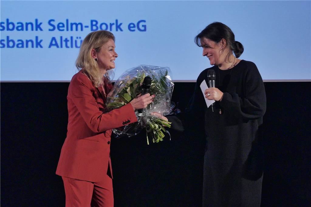 Staffelübergabe von Dr. Anke Höwing (l.) an die neue künstlerische Leiterin Sonja Hofmann und Blumenübergabe zurück.