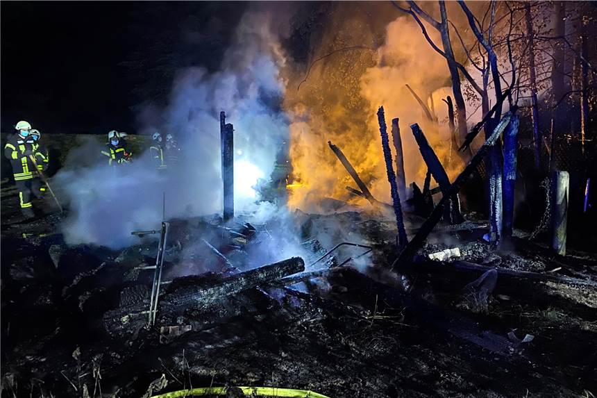 Kaminholzlager und Holzschuppen brannten in der Nacht Stallungen und ein Holzlager standen in der Nacht zu Freitag in Deuten in hellen Flammen.