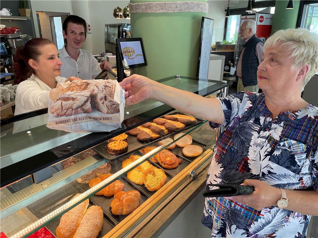 Aus für das Kaffeehaus: Für Auffenberg ist endgültig Schluss in Castrop Stammkundin Gisela Jebramek kaufte am 30.6.2023 zum letzten Mal ihr Brot bei Auffenberg in Castrop, hier mit Verkäuferin Angela Thiele und Bäcker Florian Meurer. Es war der letzte Öffnungstag der Filiale.