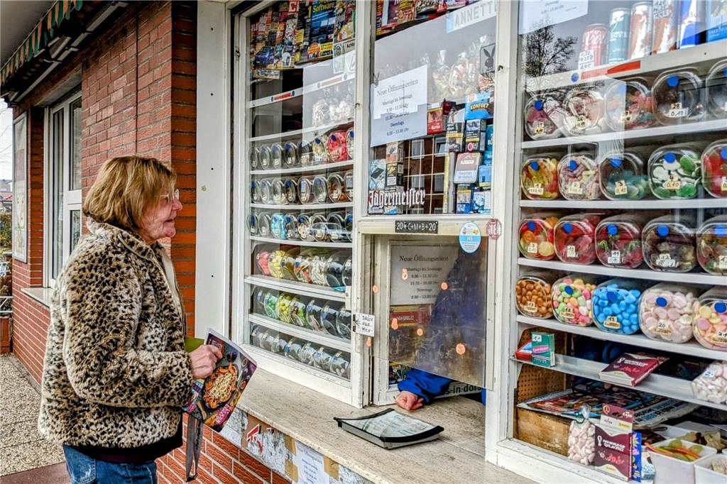 Annettes Kult-Kiosk in Holsterhausen schließt Tresen-Fenster für immer Stammkundin Hannelore Zacharias hält immer ein Schwätzchen mit der Kiosk-Besitzerin, wenn sie ihre Fernsehzeitschrift und die Lieblings-Illustrierte kauft.