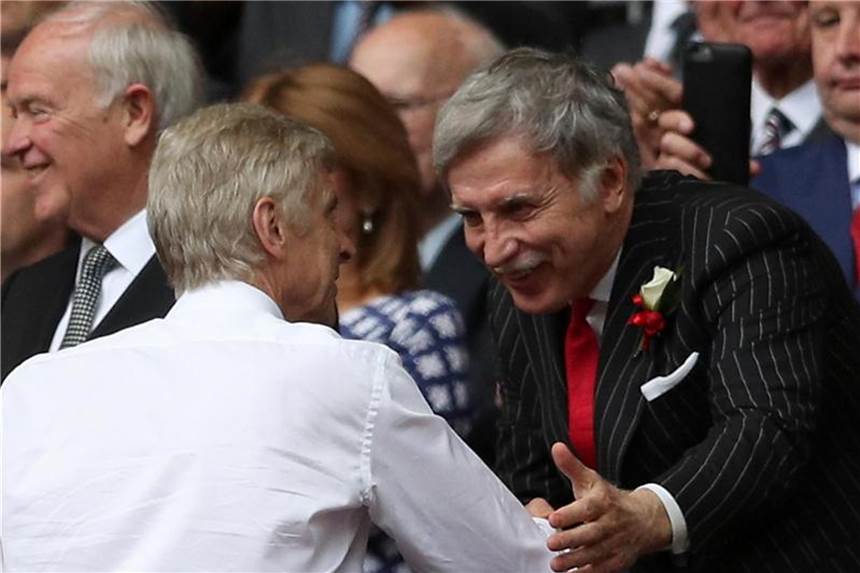 Mehrheitsaktionär Kroenke will Arsenal komplett übernehmen Stan Kroenke (r) schüttelt Ex-Trainer Arsène Wenger die Hand. Foto: Adam Davy/PA Wire