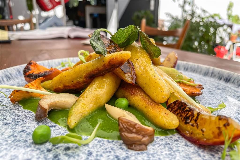 Jessica und Florian betreiben das Labsal mit Leidenschaft: „Zitat“ Bubenspitzle auf Spinatcreme mit gebratenen Pilzen und Steinobst im Restaurant Labsal in Dortmund