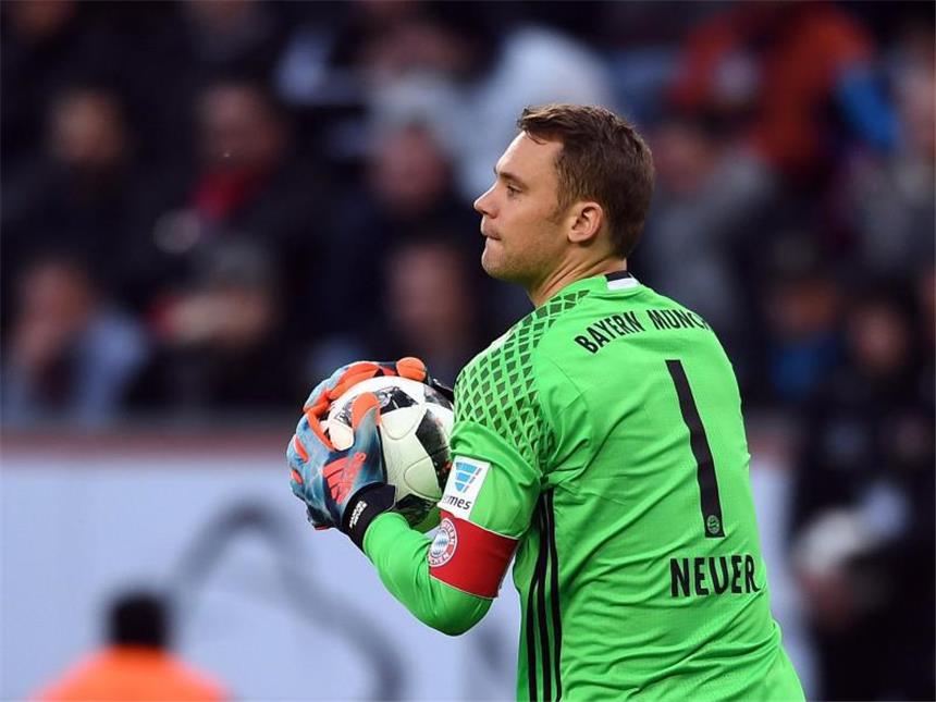 FC Bayern gewinnt "Retterspiel" bei Kickers Offenbach Stand beim Freundschaftsspiel in Offenbach im Tor: Bayern-Keeper Manuel Neuer. Foto: Federico Gambarini
