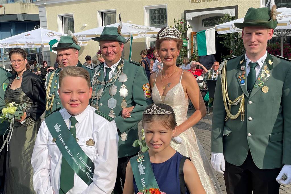 200 Zuschauer bei Schützenfest-Eröffnung auf dem Markt Standen bei der Eröffnung im Rampenlicht: Das Königspaar von 2019, Dirk und Melanie Nolting (hinten Mitte), mit dem aktuellen Kinderschützenpaar Jonathan und Katharina.