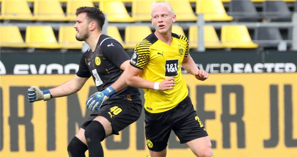 U23 schenkt Verl Hoffnung – BVB-Spieler feiert Comeback nach langer Auszeit Stefan Drljaca und Kolbeinn Finnsonn stehen Rücken an Rücken im Spiel der BVB-U23 gegen den SC Verl.