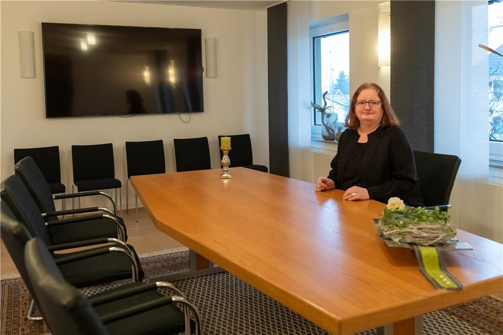 Standesbeamtin Angelika Kock im Trauzimmer des Rathauses.