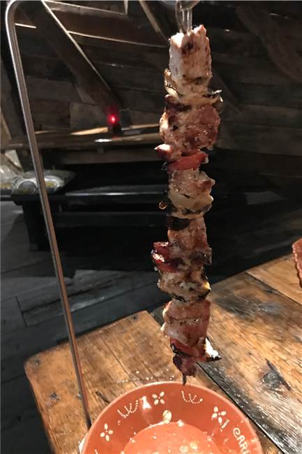 Portugiesische Grillexperten ankern in Lünen direkt an der Lippe Standesgemäß am Haken: Der Fleischspieß