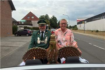 Standesgemäß im offenen Wagen brachten König Hubert und Königin Monika den Vogel „Hubbet I.“ zum Ausstellungsort.