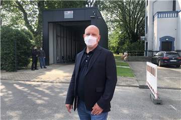 Standortleiter Carsten Grabosch vor dem Wartebereich der Impfaktion.