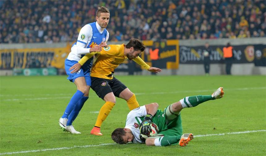 Bochum scheitert bei Dynamo in der Verlängerung Stanislav Sestak (l.) kann sich gegen zwei Dynamo-Spieler nicht durchsetzen.