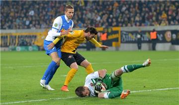 Stanislav Sestak (l.) kann sich gegen zwei Dynamo-Spieler nicht durchsetzen.