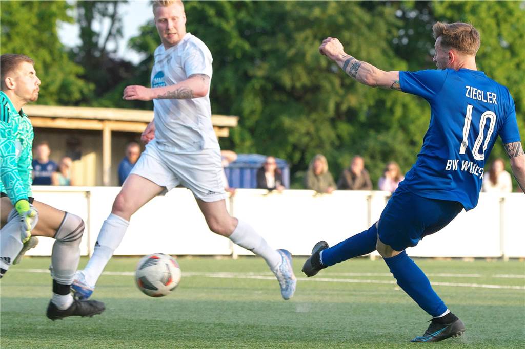 GW Barkenberg und SSV Rhade retten sich: Relegation spielte keine Rolle mehr Stanislav Ziegler beim Torschuss