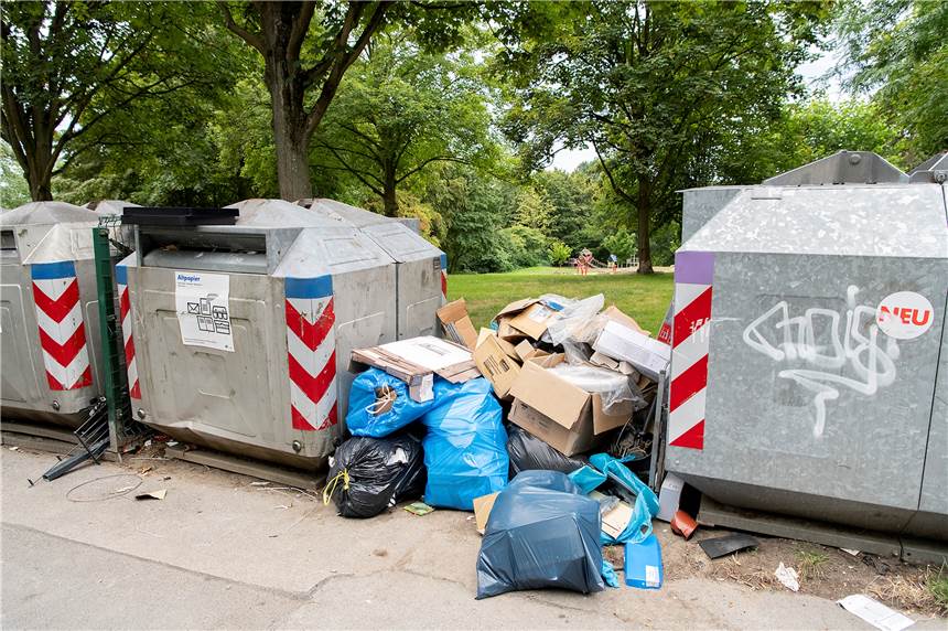 Papierflut: Wegen Corona muss die EDG mehr Papier entsorgen Stapelweise Pappmüll: Ein Bild, das die EDG loswerden will.
