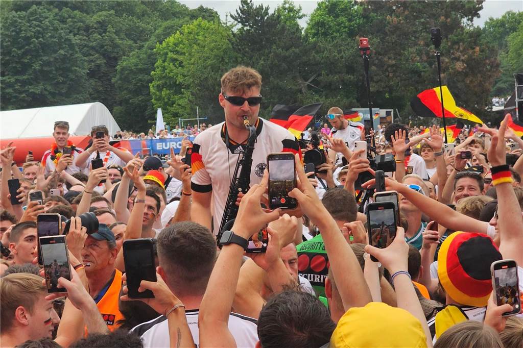 Star-Alarm im Westfalenpark vorm Spiel - Hype-Saxophonist André Schnura und Erfolgsrapper Ski Aggu sind aufgetreten.