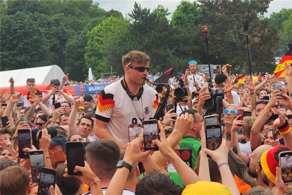Star-Alarm im Westfalenpark vorm Spiel - Hype-Saxophonist André Schnura und Erfolgsrapper Ski Aggu sind aufgetreten.