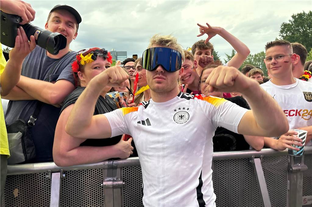 Star-Alarm im Westfalenpark vorm Spiel - Hype-Saxophonist André Schnura und Erfolgsrapper Ski Aggu sind aufgetreten.