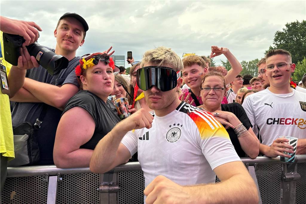 Star-Alarm im Westfalenpark vorm Spiel - Hype-Saxophonist André Schnura und Erfolgsrapper Ski Aggu sind aufgetreten.
